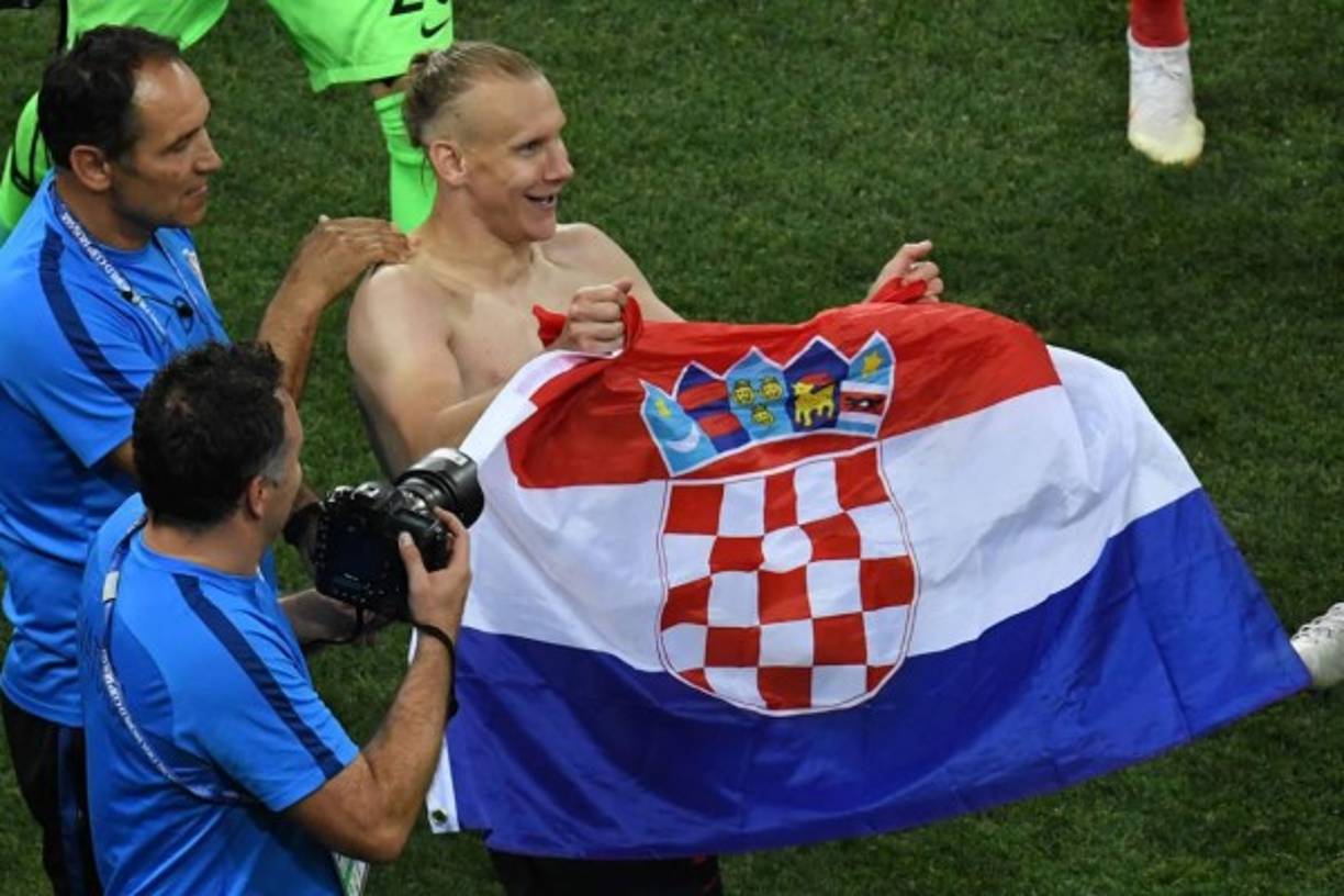 El defensa Domagoj Vida celebrando con la bandera de Croacia. Foto AFP