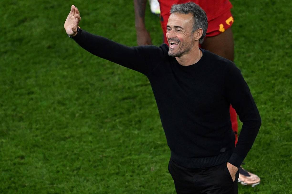 Luis Enrique se mostró muy eufórico celebrando con la afición española en el estadio Al Thumama de Doha.