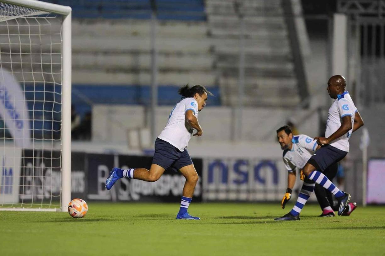 El exjugador de equipos como Motagua (Honduras), Olimpia (Honduras), Genoa (Italia), Parma (Italia), Platense (Honduras), Fiorentina (Italia), Reggina (Italia), Municipal (Guatemala), entre otros, definió de tacón para abrir el marcador en su adiós.
