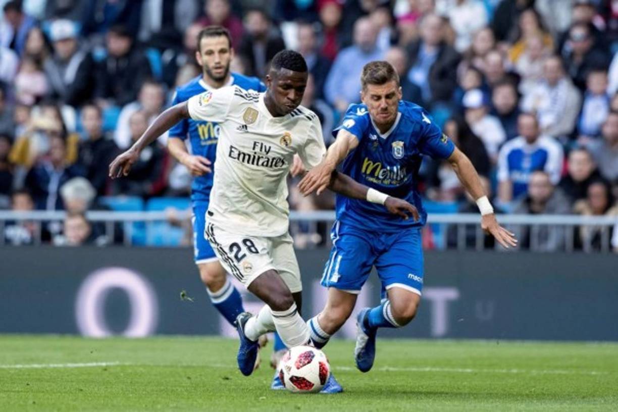 Vinicius Júnior es marcado por el defensa del Melilla, José Gabriel Romero.