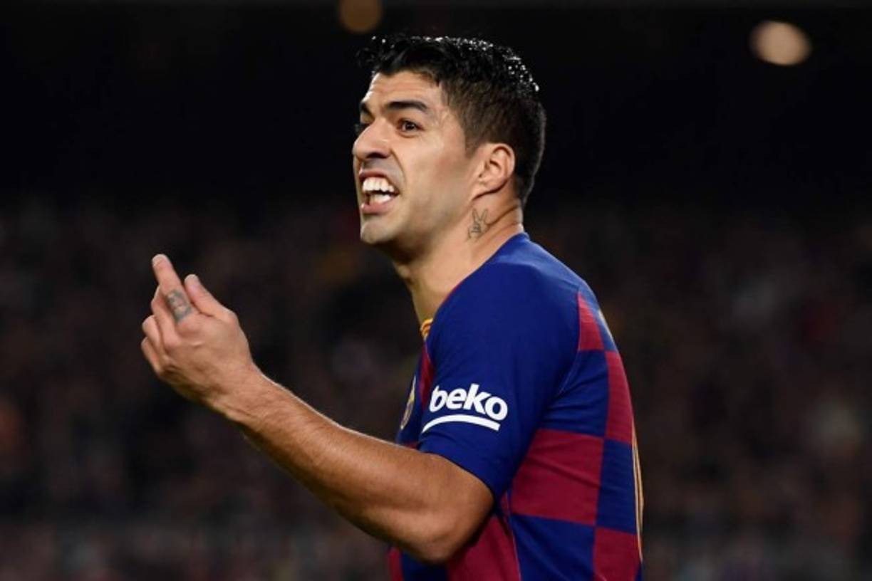La furia de Luis Suárez contra uno de los árbitros, recriminando la decisión tomada en una jugada.
