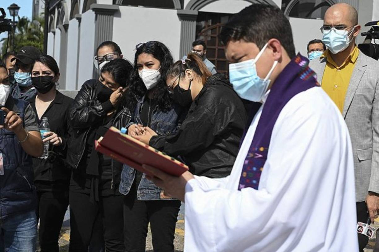 Diferentes medios de comunicación y colegas periodistas han lamentado en sus redes sociales el fallecimiento del periodista Nelson Flores.<br/><br/>