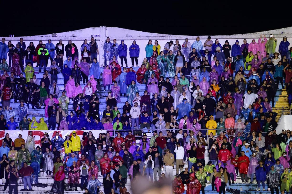 La lluvia no fue impedimento para que los fanáticos de Los Bukis asistieran con capuchas y chumpas al concierto para disfrutar el magno evento.