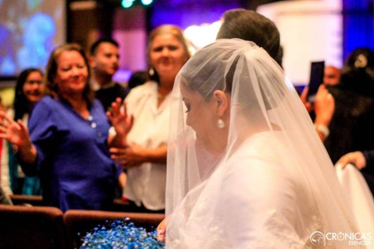 Con teléfonos celulares y cámaras de todos los tamaños fue captado el enlace de Hannah y su esposo Diego Turcios Machado. La joven ha seguido los pasos de su madre dentro y fuera de la iglesia.