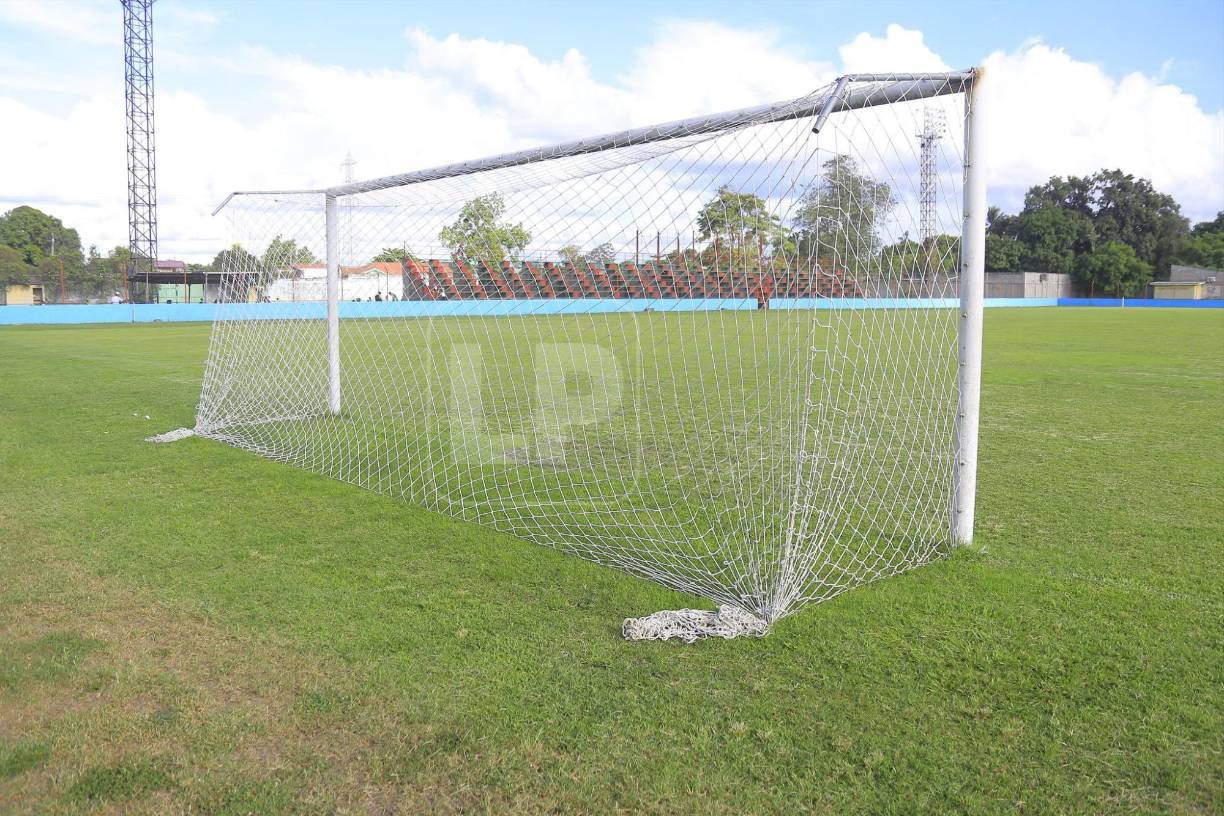 La grama del estadio Rubén Deras es mucho mejor que la de varios estadios en donde se juega al fútbol de la primera división.