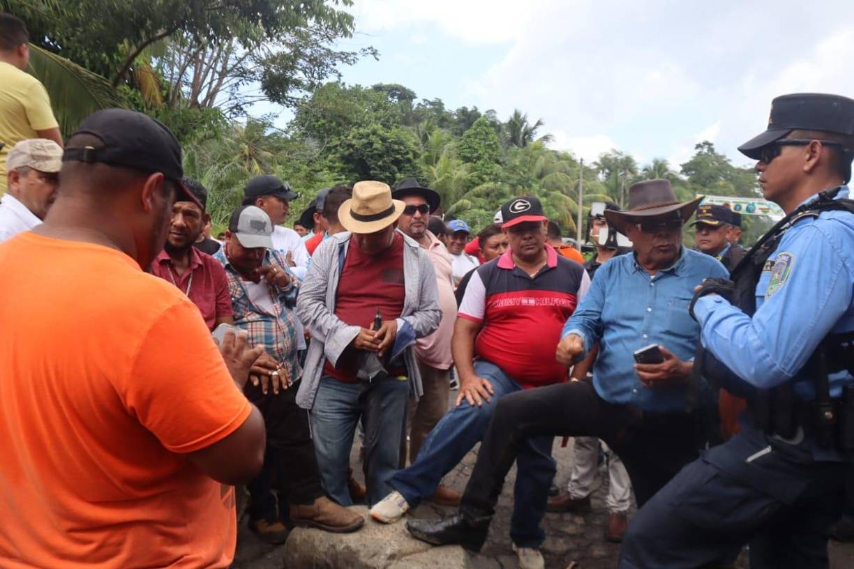Liberan paso vehicular en Colón tras diez horas de toma de carretera