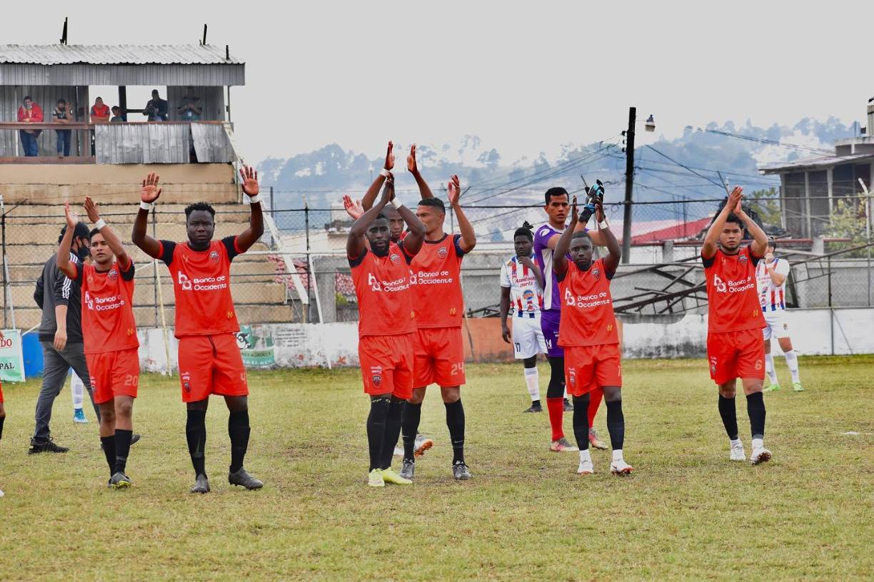 Deportes Savio: El club copaneco causó revuelo en sus redes sociales tras postularse para ser uno de los equipos invitados: “Liga Nacional, si aumentan la liga a 12 equipos, ahí nos mandan un “mensajito”. Libre de deudas estamos ¡Saludos!”, detallaron. 