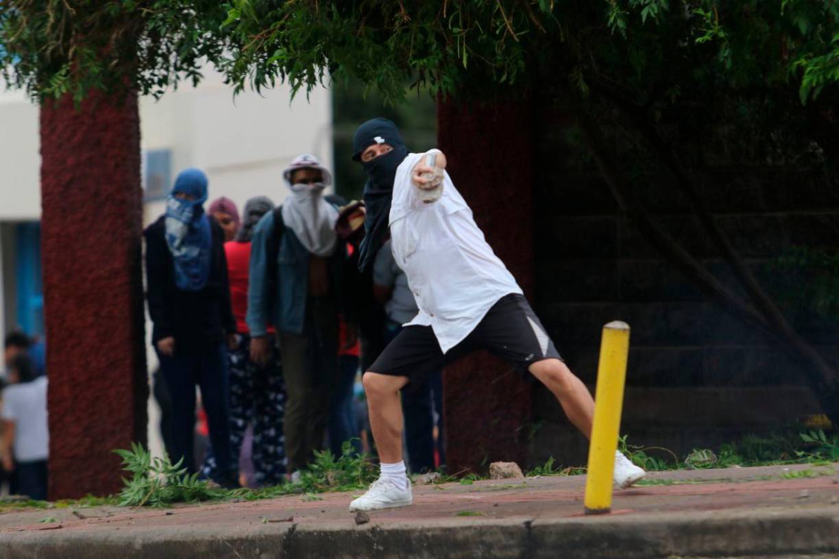 Los estudiantes de la carrera de Radiología se encapucharon y lanzaron piedras contra los agentes policiales.