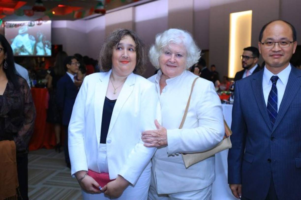 Mary y Pamelle Dávila con Antonio Liu.