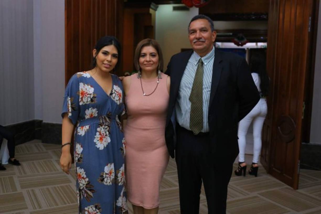 Eunice, Marcela y Omar Benítez.