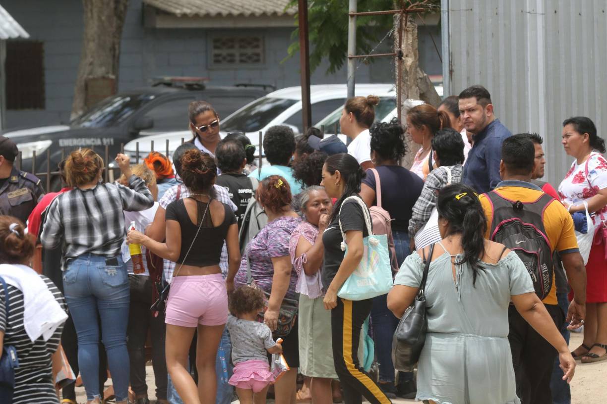 Según ella, las pandilleras del Barrio 18 atacaron a tiros a las de la MS-13 y en algunas celdas echaron gasolina y les prendieron fuego.