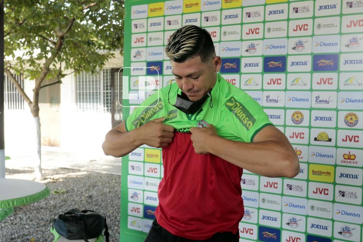 ‘Paco‘ Martínez colocándose la camiseta del Marathón. El jugador se mostró feliz.