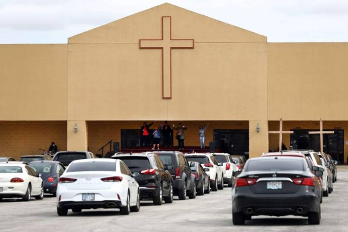 En este fin de semana pascual, que conmemora la resurrección de Cristo según la tradición, las iglesias en Estados Unidos optaron por celebrar las misas en los estacionamientos, permitiendo que los fieles asistieran a la iglesia sin bajarse de sus autos.