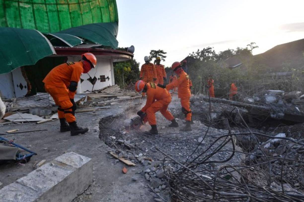 Miles de casas y edificios se han hundido a causa de la sacudida que hasta las ocho de la mañana hora local (00. 00 GMT) había sido seguida por 132 réplicas, incluidas varias de magnitud superior a 5, añadió Sutopo.<br/>