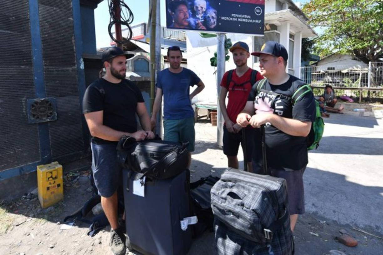 El número de turistas y lugareños evacuados se situaría en unas 20.000 en Lombok, informó el lunes el portavoz de la agencia nacional de desastres, quien recordó que necesitaban comida y medicamentos.