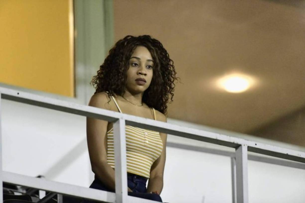 Esta hermosa colocha estuvo en el palco del estadio Morazán observando el partido Real España-Vida.