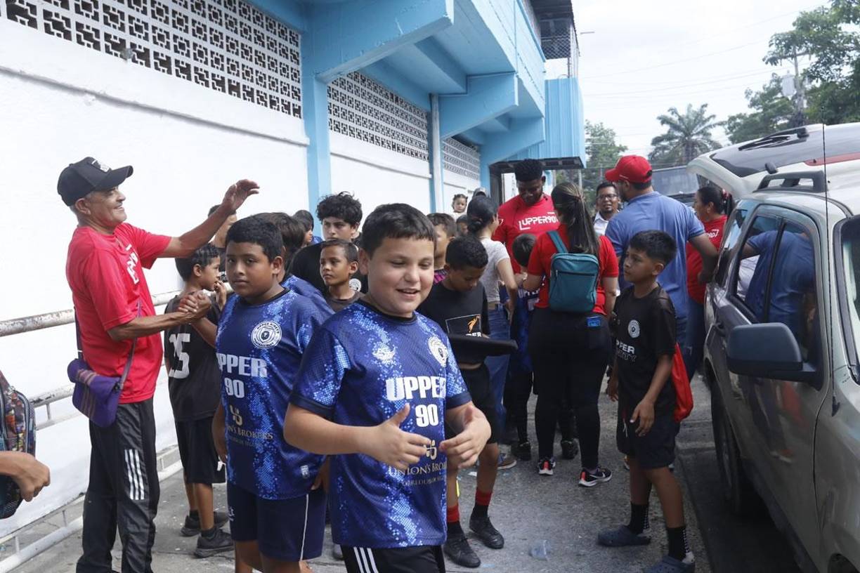 Los niños futboleros engalanaron el evento en el que está la presidenta de Honduras. ¡Condepor hizo un gran trabajo y ahora nuestro país ya suma dos gramas híbridas.