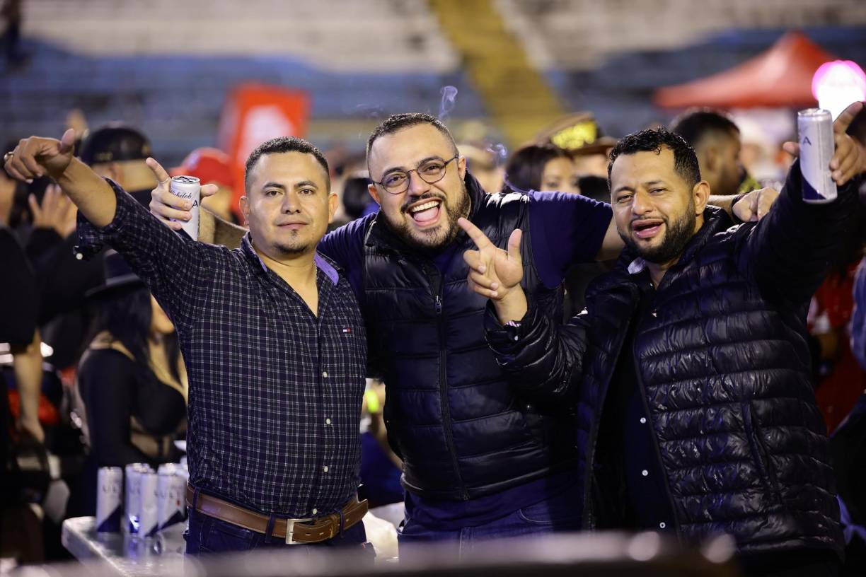 El concierto se llevó a cabo en el estadio Olímpico Metropolitano, de San Pedro Sula, donde se reunieron miles de sampedranos pese a la inclemente lluvia. 