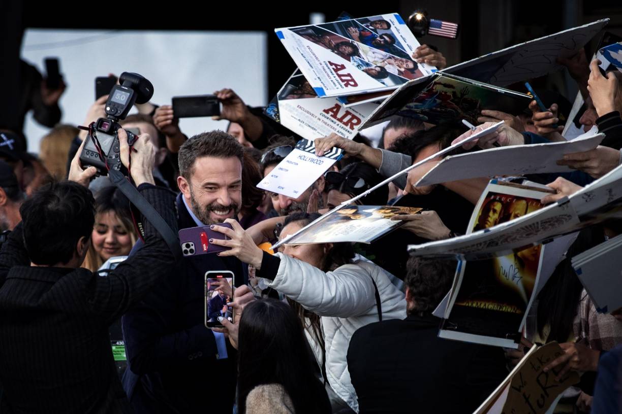 Ben Affleck también cautivó por su carisma y humildad con sus fans, pues se tomó unos minutos para firmar autógrafos y tomarse fotos con sus seguidores. 