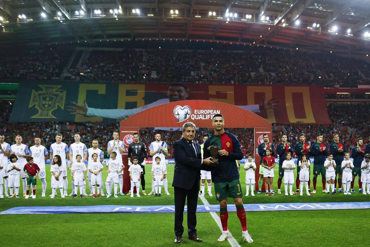 Cristiano Ronaldo fue homenajeado por la Federación Portuguesa de Fútbol y en el estadio do Dragão recibieron a su estrella con una enorme pancarta.