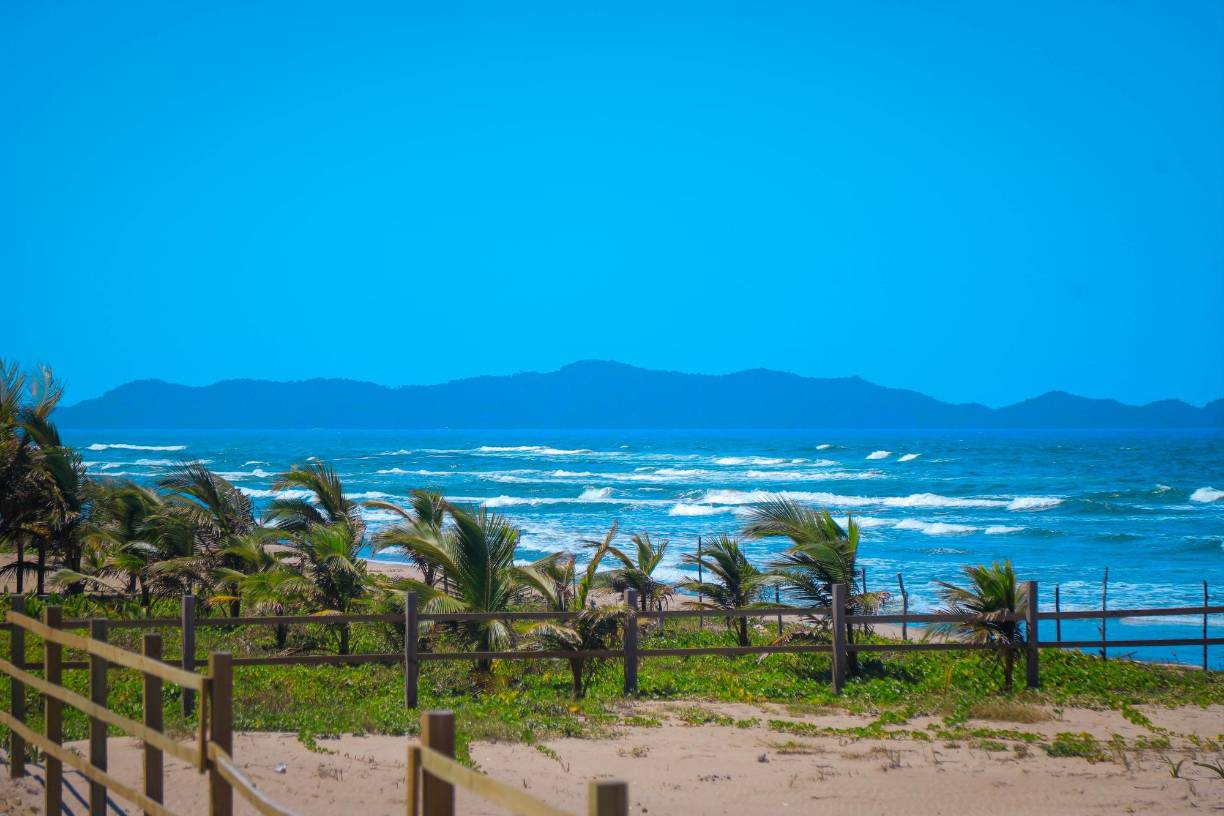 Una vez que tome el desvío, la primera comunidad que hallará es Barra Vieja. El mar le da la bienvenida en todo su esplendor. Sus hermosas playas se enmarcan con el movimiento incesante de las palmeras y las dunas de arena que allí se alzan con libertad. A Miami llegará en menos de 10 minutos. 