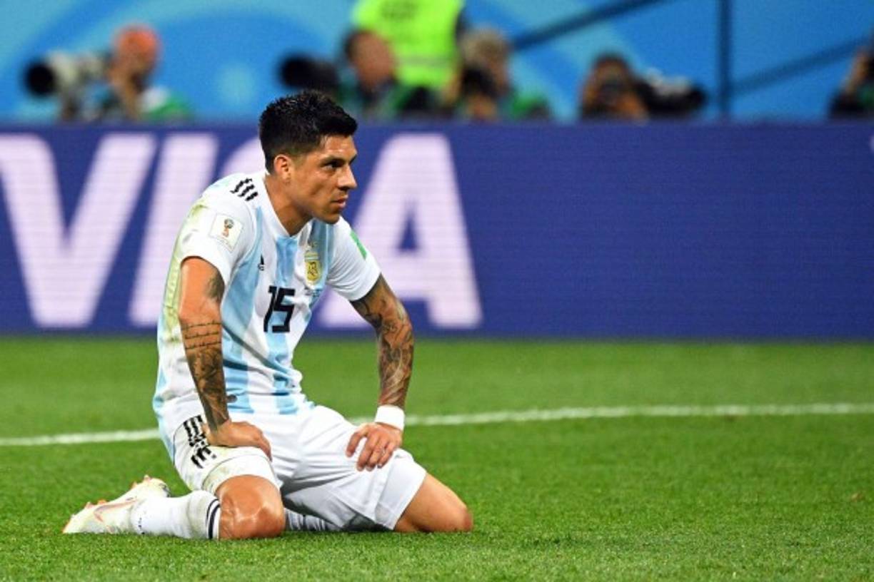 El centrocampista Enzo Pérez regresó este viernes al entrenamiento junto al resto de sus compañeros tras superar unas molestias en el glúteo izquierdo. Es un mediocampista de llegada.