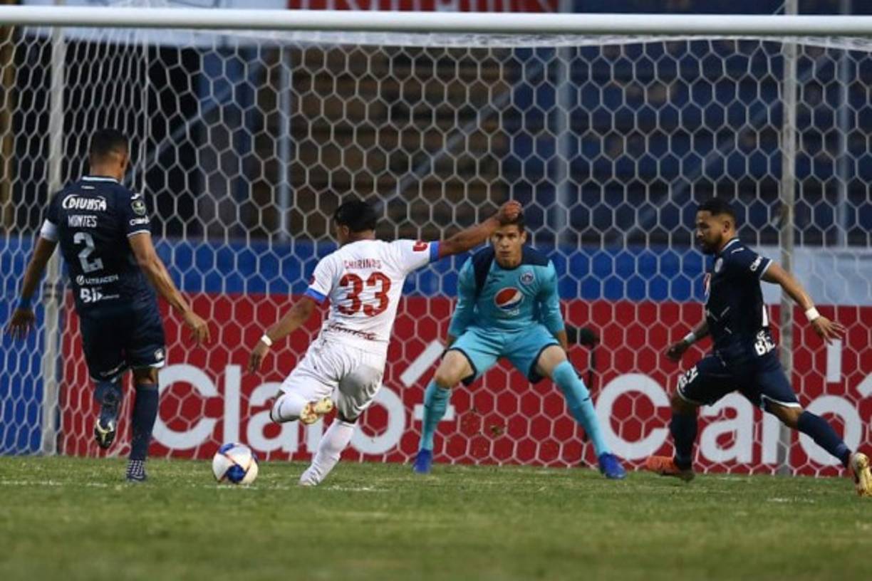 Michael Chirinos se apresta a rematar al arco del Motagua ante la mirada de Jonathan Rougier, Omar Elvir y Juan Pablo Montes. El disparo se marchó desviado.