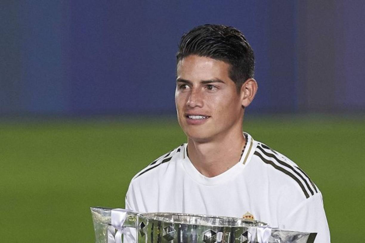 El Everton está muy cerca de anunciar el fichaje del colombiano James Rodríguez, que firmaría por tres años con el conjunto de Liverpool. El Real Madrid podría haber aceptado ya una oferta de alrededor de 22 millones de libras, casi 25 millones de euros. El mediocentro de 29 años volvería a cruzarse en el camino con Carlo Ancelotti, con el que ha mantenido largas conversaciones para terminar uniéndose a los toffes.<br/><br/>Durante el primer año del jugador allí (se anuncia firma por tres temporadas) ganaría el mismo dinero que recibía en el cuadro merengue, 8,5 millones de euros. Solo en esa emporada porque luego el salario bajará.