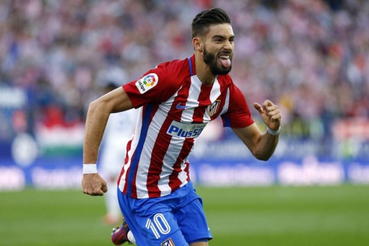 El jugador del Atlético de Madrid, Yannick Ferreira Carrasco, es uno de los jugadores de La Liga con más desborde. Sus grandes cualidades le han llevado a cuajar actuaciones propias de superestrella. Así pues, los grandes de Europa le siguen de cerca y según publica el diario As, el Bayern está muy atento a los movimientos del extremo. Carrasco llegó al club colchonero en 2015 por unos 20 millones de euros, tiene contrato y el técnico cuenta con él. No obstante, si llega una oferta millonario por el joven jugador, el Atlético estaría dispuesta a estudiarla.