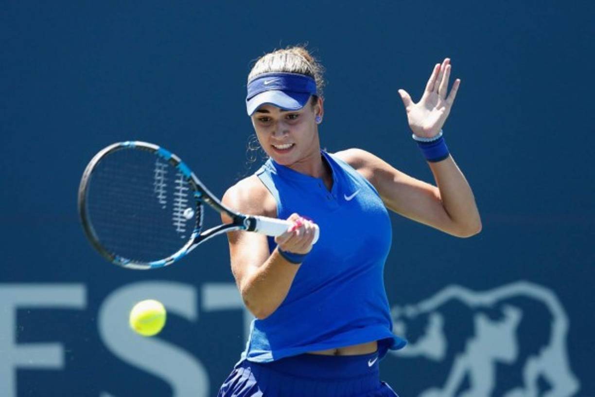 TENIS. Defendiendo la red. María Mateas, de los Estados Unidos, defiende la red contra Saisai Zheng, de China, en el primer día del torneo de tenis Bank of the West Classi en Stanford.