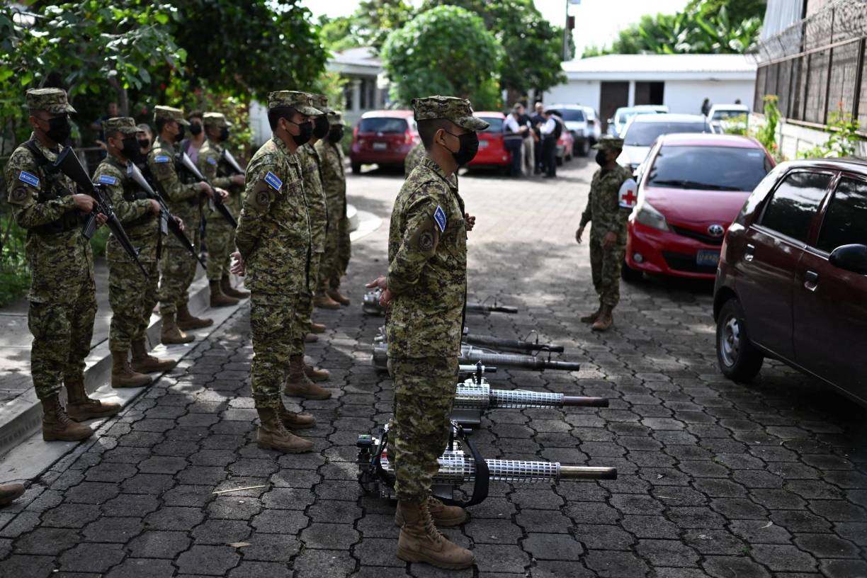 El Gobierno de El Salvador intensificó las jornadas masivas de fumigación para acabar con el mosquito transmisor del dengue, debido al aumento de casos de niños hospitalizados por esta enfermedad, que se ha elevado a 30 y ha dejado tres menores muertos.