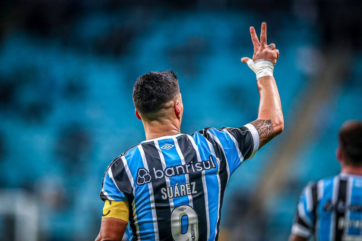 “En todas las ruedas de prensa tengo que hablar de Suárez. Es un problema que está en manos del presidente. Todo lo que ha salido (en la prensa) no deja de ser verdad, pero solo la directiva puede decidir”, dijo el preparador brasileño a los periodistas.