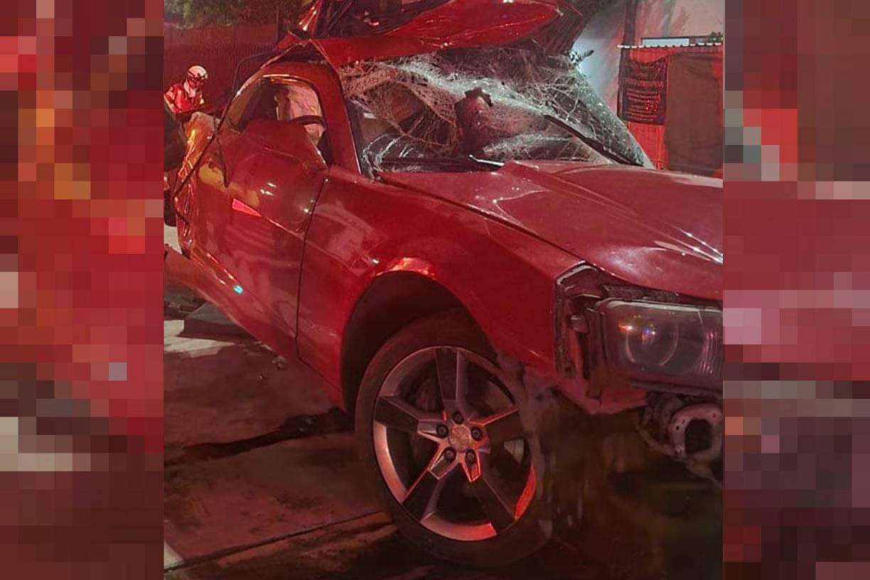 El golpe fue tan fuerte que el carro quedó partido por la mitad.