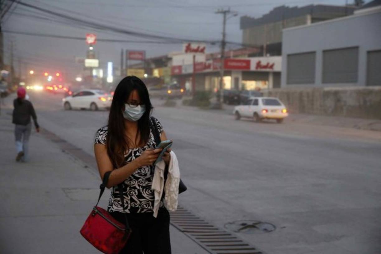 COSTA RICA. San José bajo cenizas. Una dama usa tapabocas para evitar respirar la ceniza que cae en San José por la erupción del volcán Turrialba. Foto: EFE/Jeffrey Arguedas