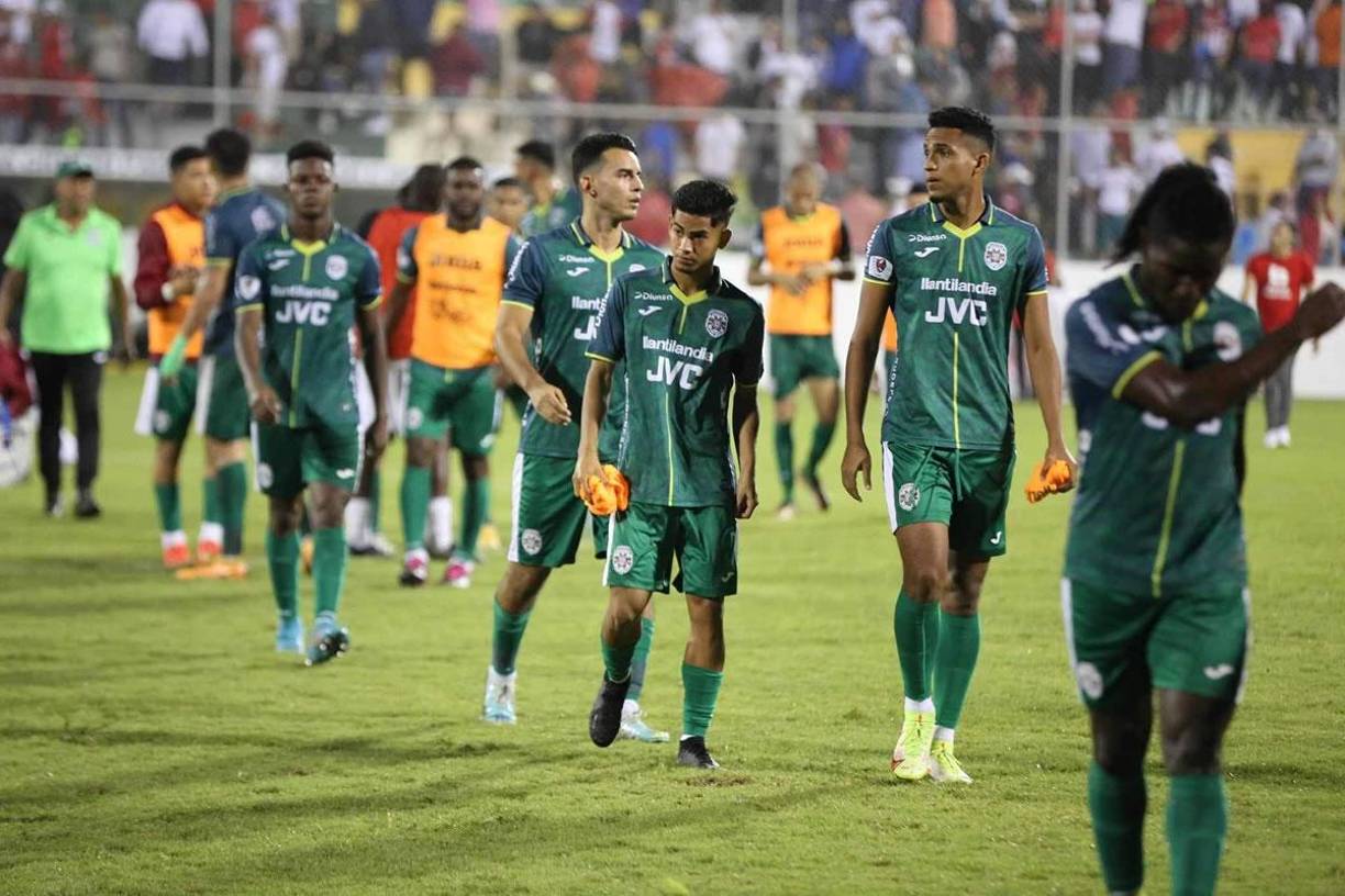 Los rostros tristes de los jugadores del Marathón tras quedar eliminados de la final.