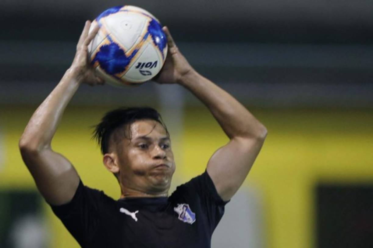 Jairo Puerto tomando aire para realizar un saque de banda.