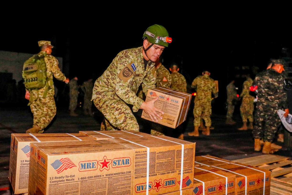 “Nosotros teníamos una misión lista para ir a Valencia con 300 rescatistas, insumos médicos, alimentos; un avión lleno. Lo tenemos listo desde hace días, entiendo que el Gobierno de España por alguna razón no está aceptando ayuda internacional y podemos enviarlo aquí mañana mismo”, dijo Bukele tras una reunión bilateral en San José con el mandatario de Costa Rica, Rodrigo Chaves.