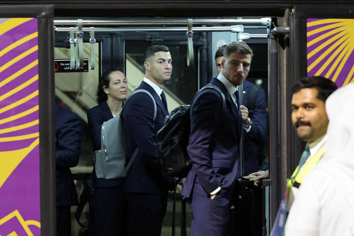 Cristiano Ronaldo, que acusó al Manchester United de “traición” y dedicó duras palabras a su entrenador, Erik Ten Hag, subió a autobús que los llevó a su transporte para trasladó al hotel de concentración.