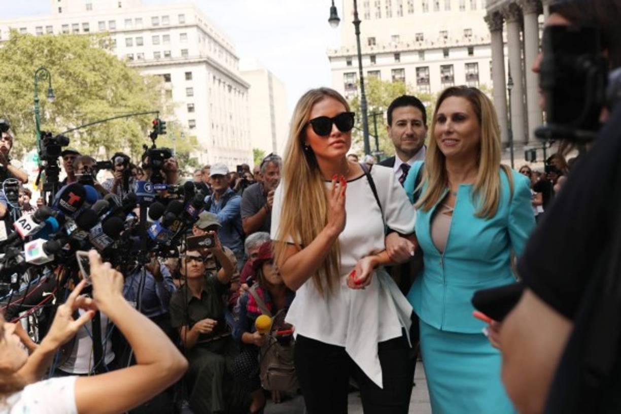 Urgieron a los fiscales a que capturen e inculpen a sus cómplices. Maxwell, en paradero desconocido, ha negado las acusaciones en su contra.<br/><br/>'Por favor, por favor, terminen lo que empezaron. Las víctimas estadounidenses están preparadas para decir la verdad. No actuó solo', dijo Sarah Ransome a la corte, y agregó que Epstein dirigía 'una red internacional de tráfico sexual'.