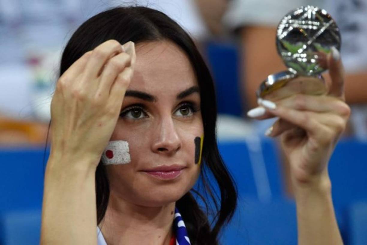 Una bella modelo se da los últimos retoques antes del partido.