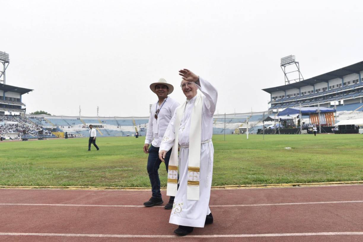 En un ambiente impregnado de nostalgia y gratitud, miles de feligreses del departamento de Cortés se dieron cita en el Estadio Olímpico Metropolitano para despedir a monseñor Ángel Garachana. 
