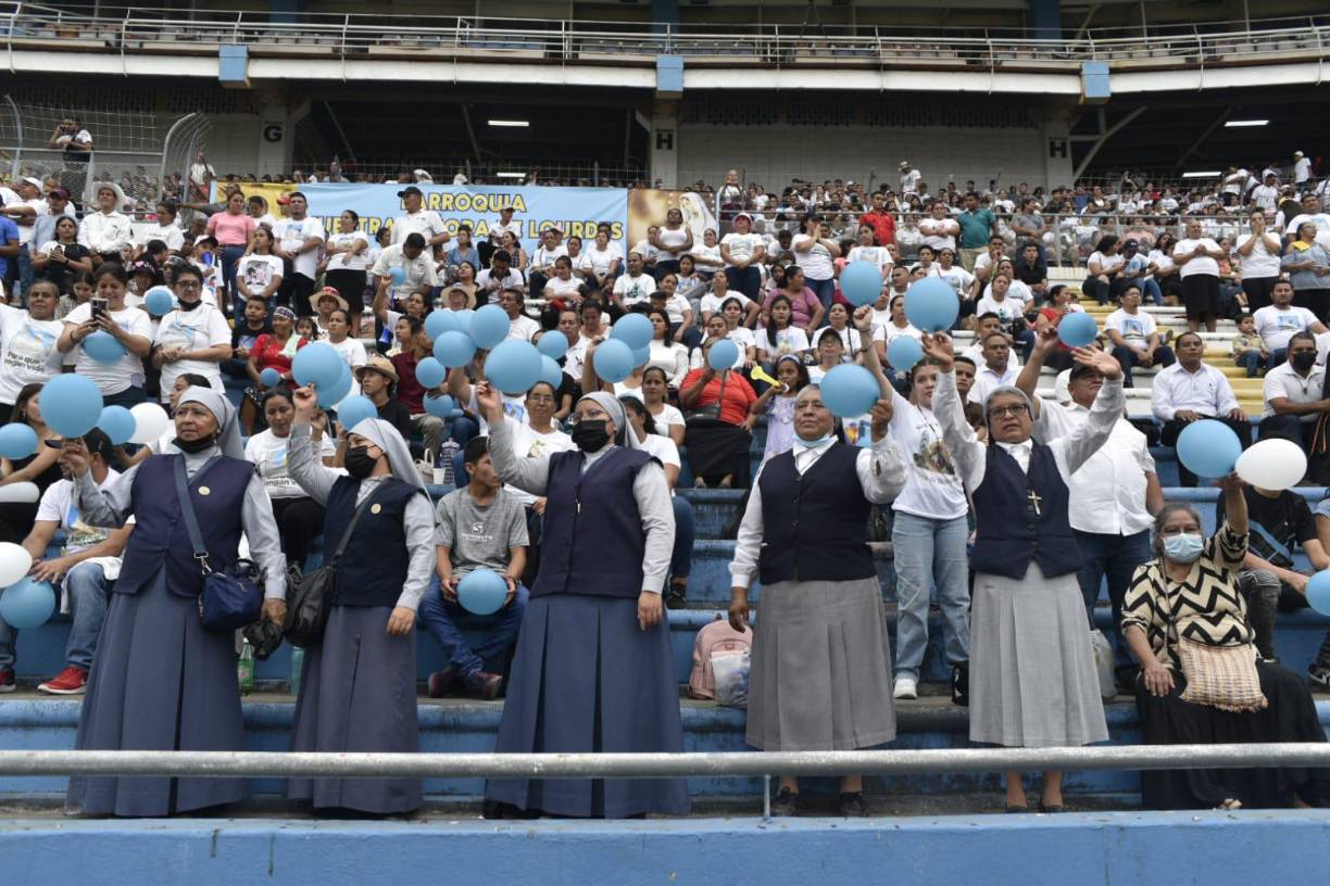 “Gracias, monseñor Ángel” y “Estás en mi corazón”, son algunos de los mensajes que se aprecian en las pancartas y camisas.