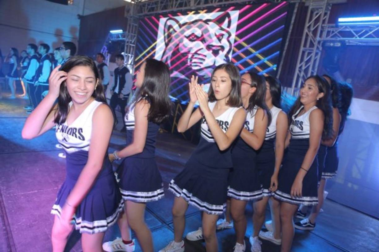 Al momento de entrar al gimnasio del centro de estudio.