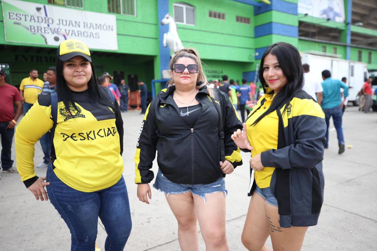 Las aficionadas del conjunto aurinegro también se hicieron presente y así posaron para las lentes de las cámaras de Diario LA PRENSA.