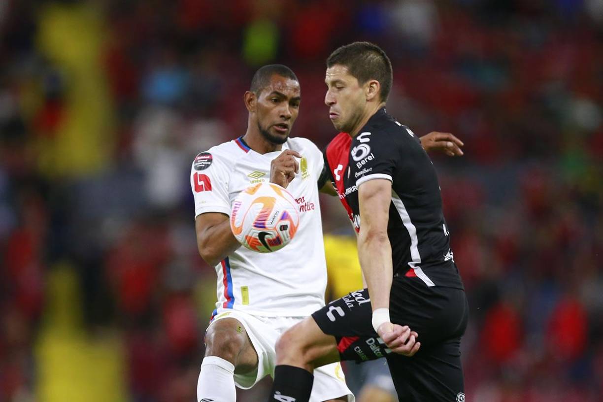 Jerry Bengtson lucha por el balón con el defensa argentino Hugo Martín Nervo.