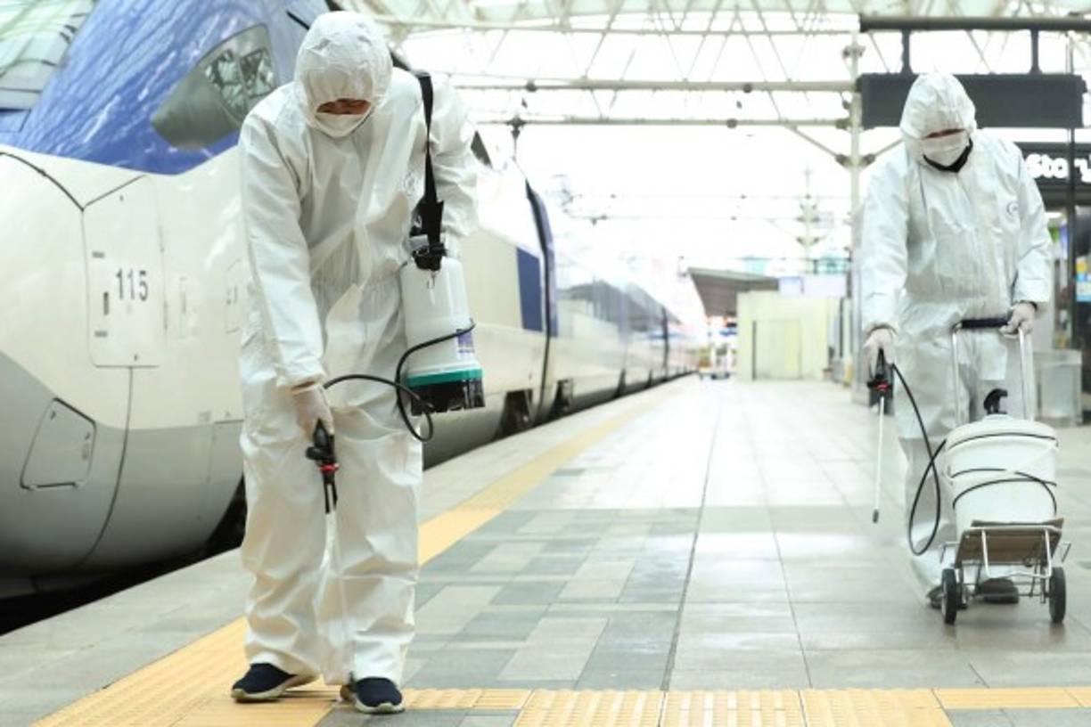 En Corea del Sur, donde ya murieron 12 personas, la situación es 'muy grave', según el presidente Moon Jae-in. El número de infectados es de 1,261, entre estos un soldado estadounidense. Washington tiene desplegados 28,500 militares en el país.