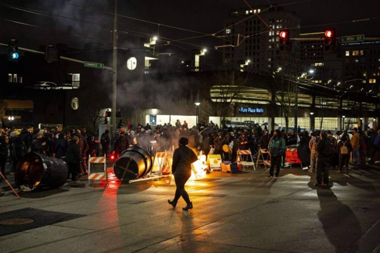 El objetivo de la protesta, que se tornó violenta, era exigir el despido del agente que protagonizó el incidente.