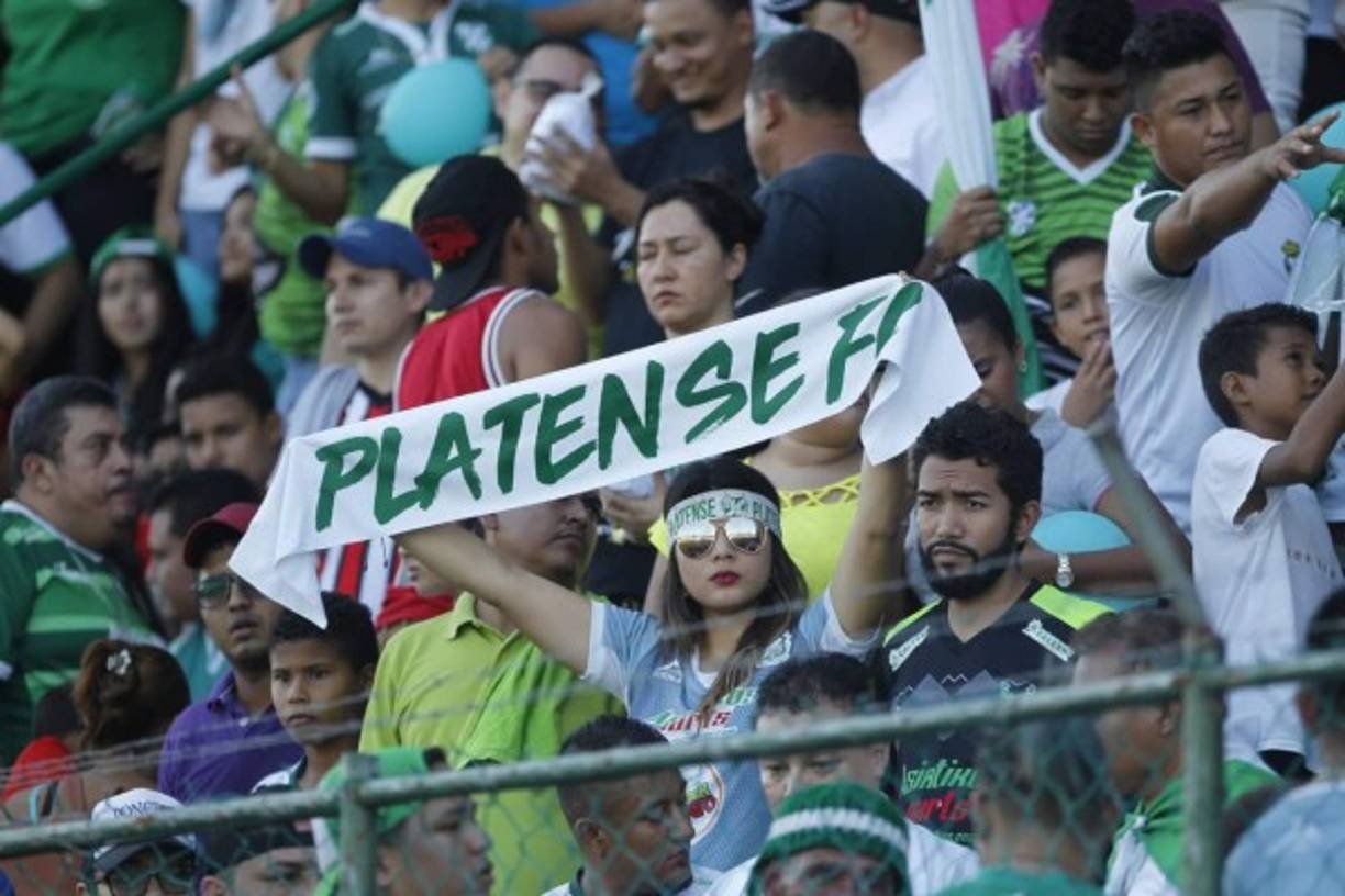 Miles de aficionados del Platense se dieron cita en el estadio Excélsior para apoyar a su equipo contra Motagua.