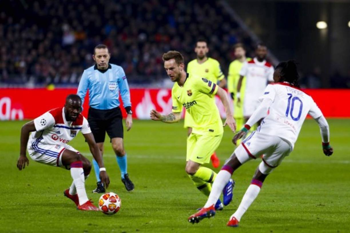 Ivan Rakitic pasa en medio de dos jugadores del Lyon.