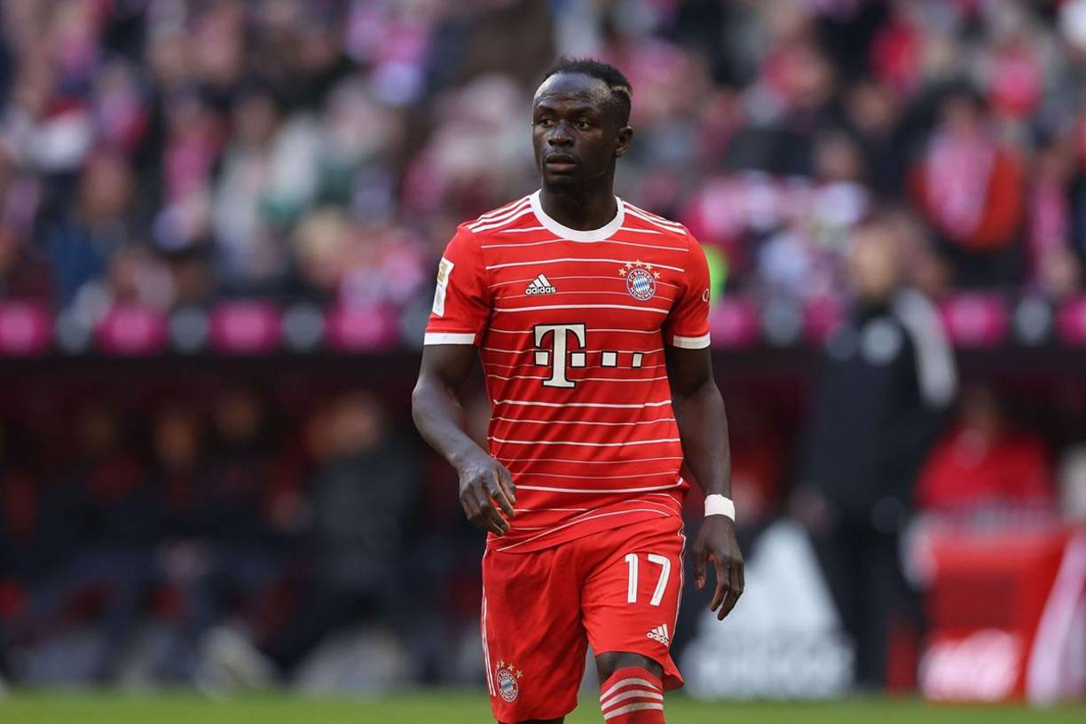 El Bayern Múnich ha sorprendido y ha puesto a la venta a Sadio Mané por un precio que consideran “ridículo”. El club alemán pide 20 millones de euros por el delantero senegalés y en el Real Madrid estarían atentos para ficharlo por si Kylian Mbappé no llega esta temporada. En Arabia Saudita también están interesados en él.